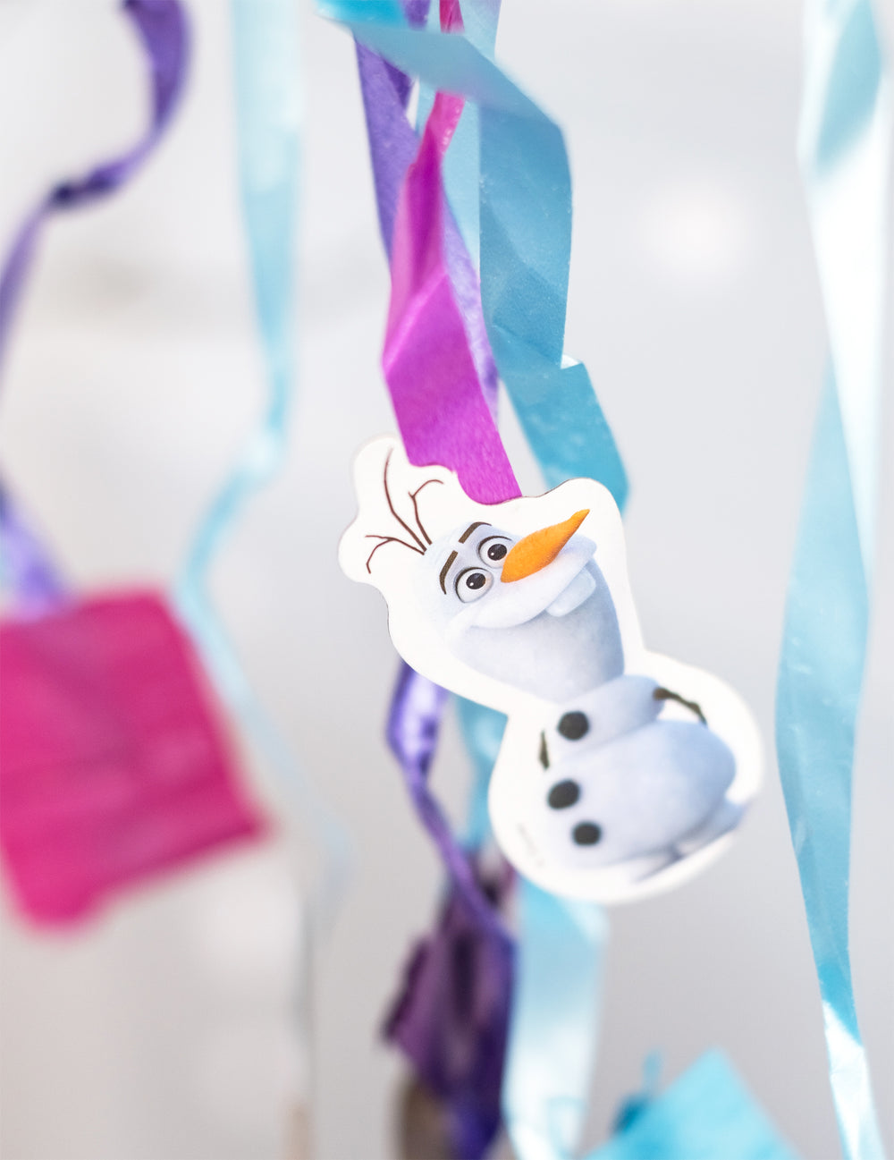 Détail de la figurine Olaf attachée à un ruban de la Piñata La Reine des Neiges