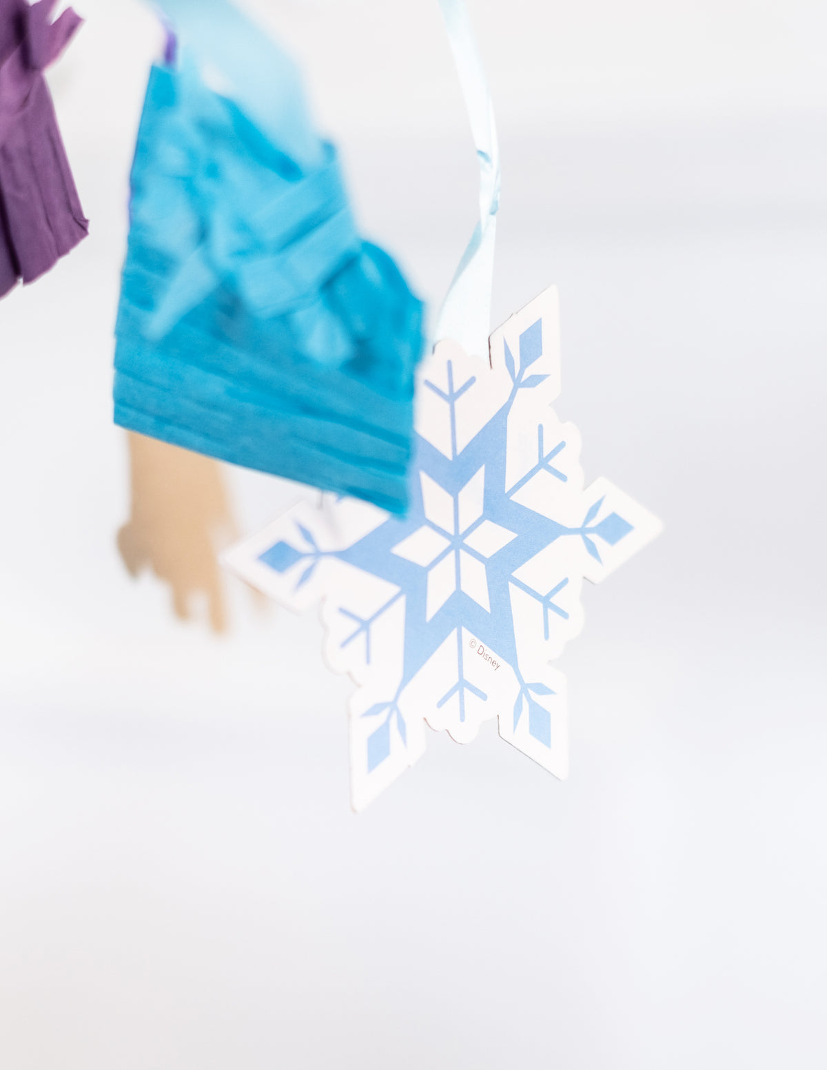 Détail du flocon de neige attaché à un ruban de la Piñata La Reine des Neiges