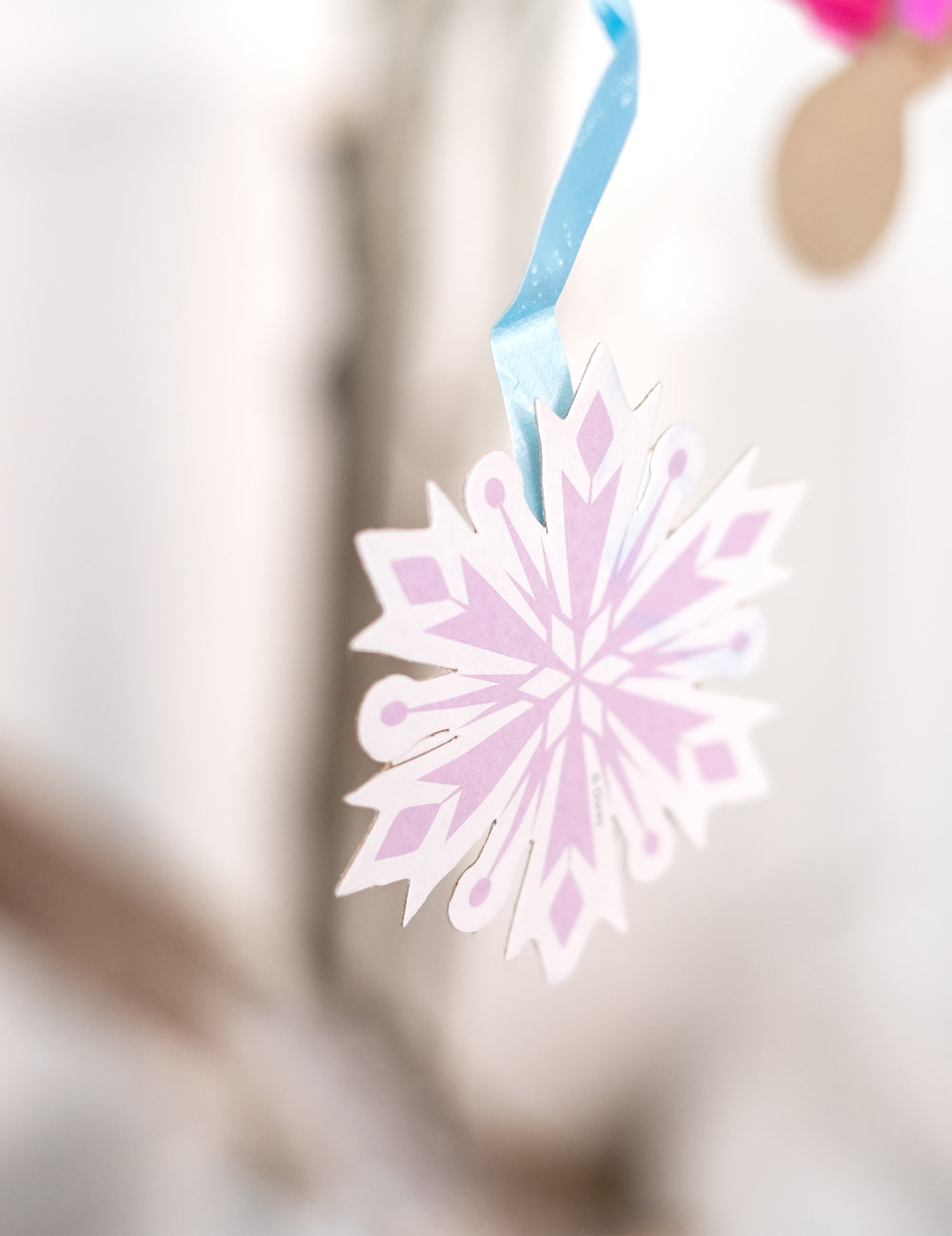 Piñata La Reine des Neiges™ pour enfant rose avec flocon de neige