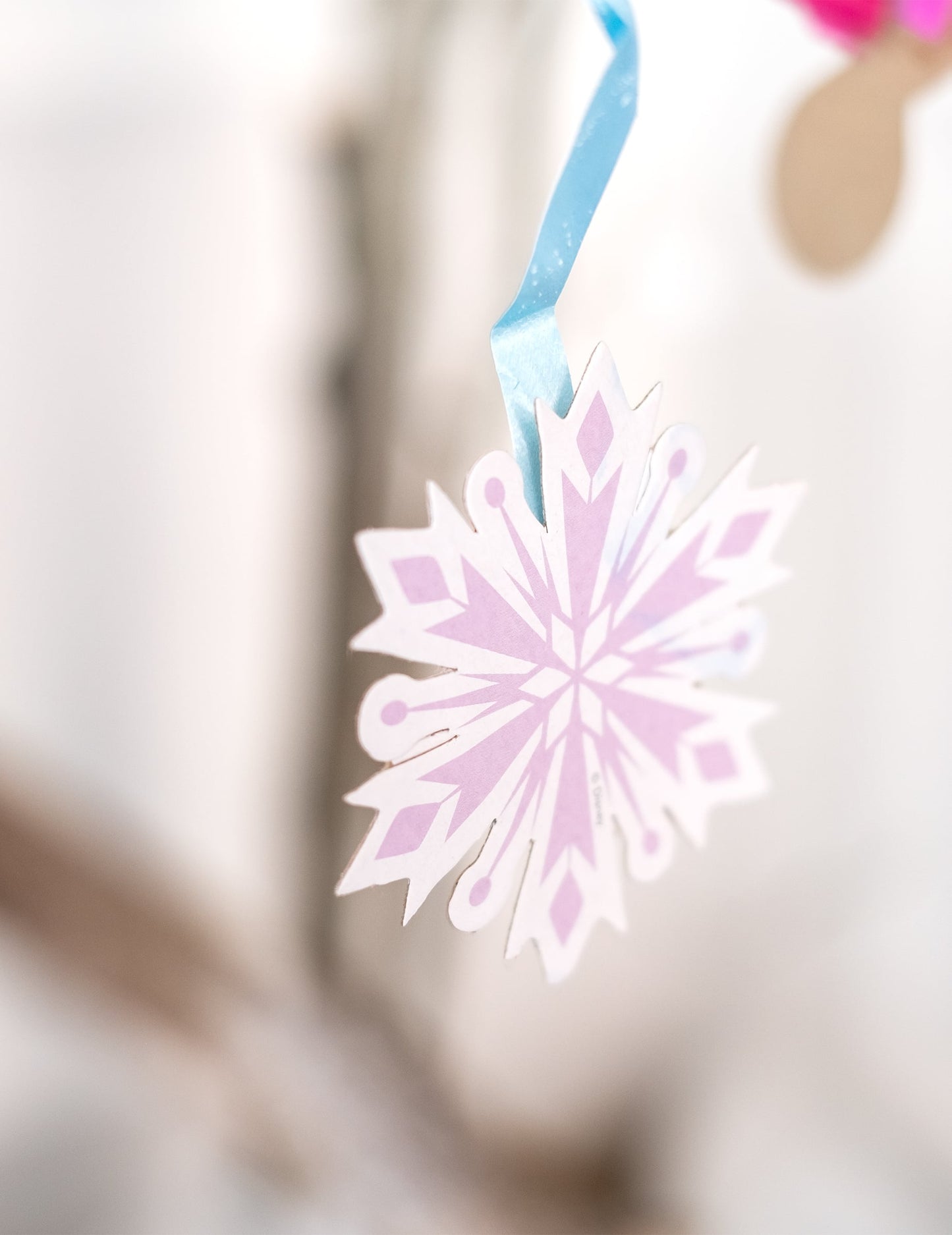 Piñata La Reine des Neiges™ pour enfant rose avec flocon de neige