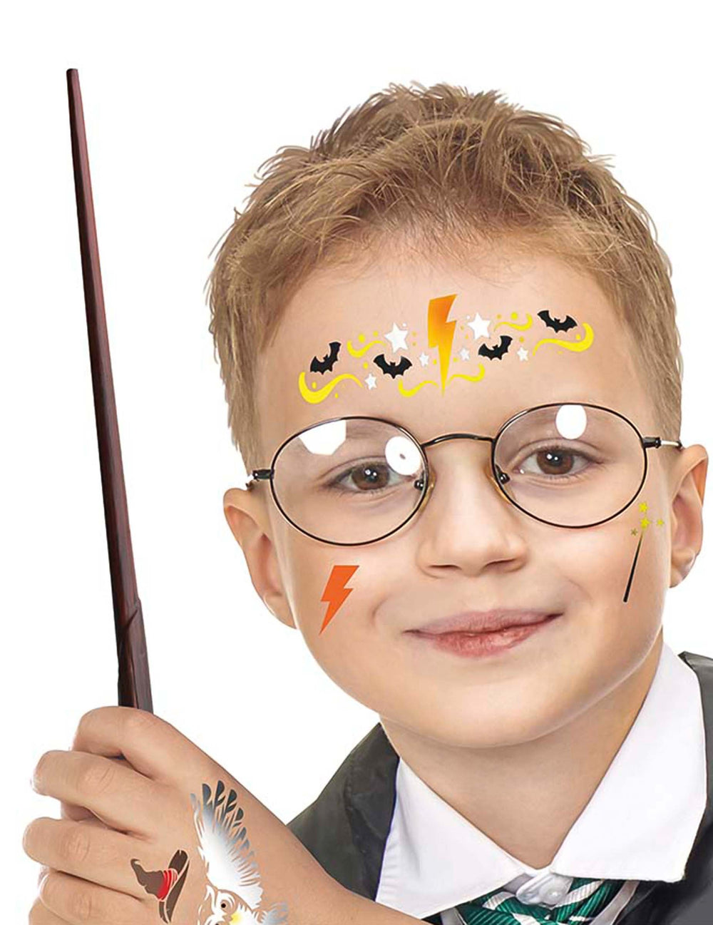 Rendu sur le visage des pochoirs de maquillage apprenti sorcier