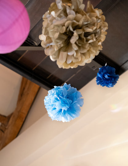 Viseči cof iz modrega svilenega papirja 25 cm