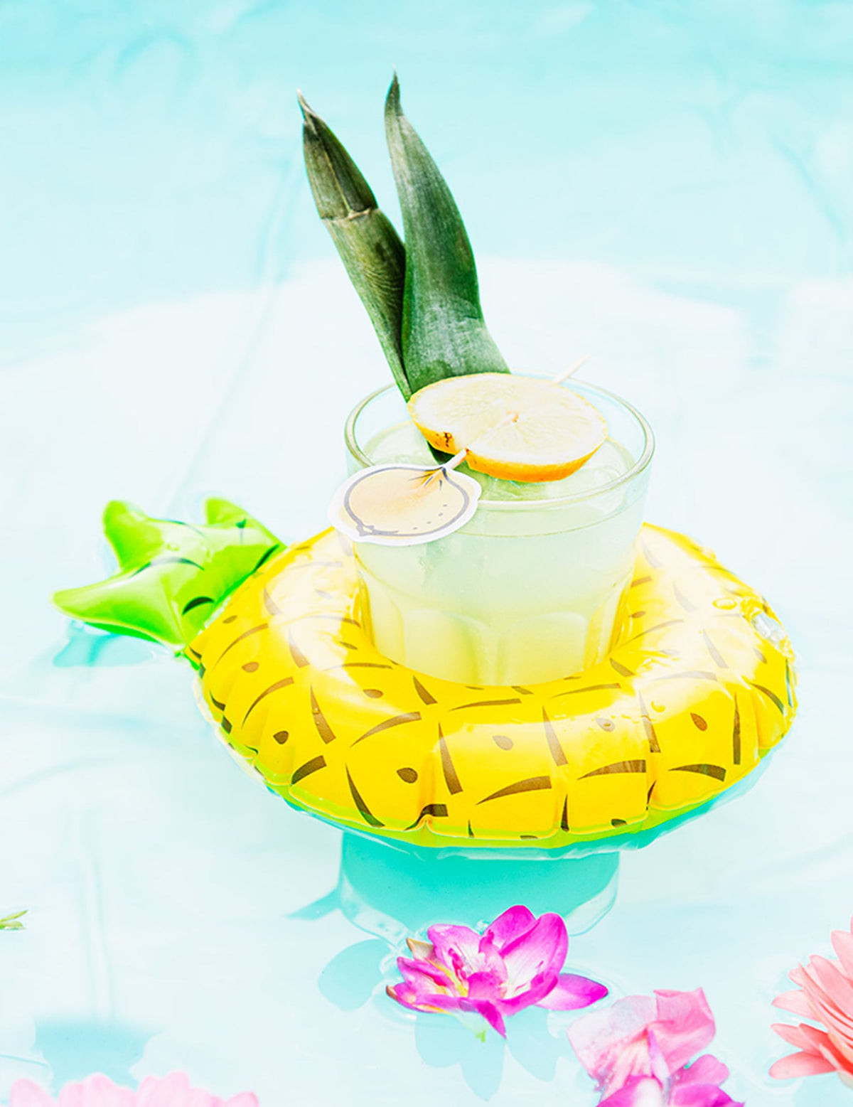 Mise en situation du porte-gobelet gonflable ananas