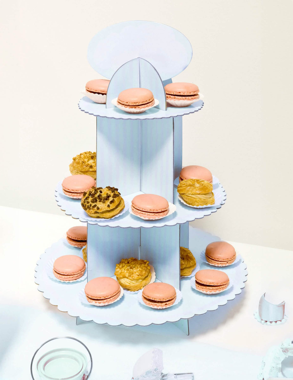Prikaz z makroni iz kartonskega stojala za cupcake za baby shower