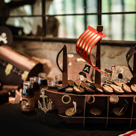 Stojalo za torte v obliki piratske ladje z zlatim okrasjem 46,5 x 40 x 20 cm 