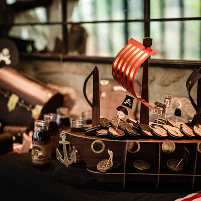Stojalo za torte v obliki piratske ladje z zlatim okrasjem 46,5 x 40 x 20 cm 