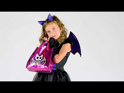 Preoblekano črno in vijolično dekle