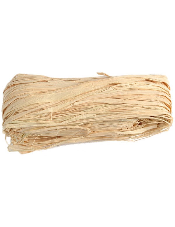 Mise en situation décorative pour lier les couverts de la pelote de raphia naturel