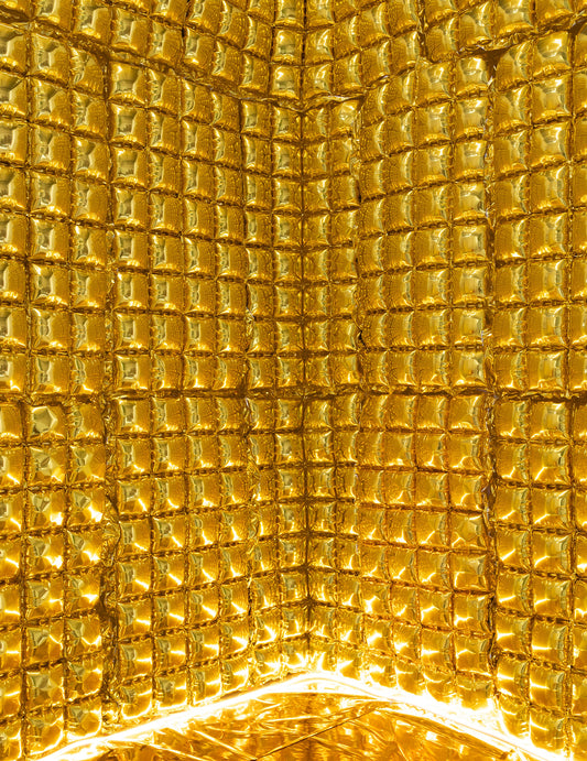 Détail de la texture du rideau de ballons pour fête doré