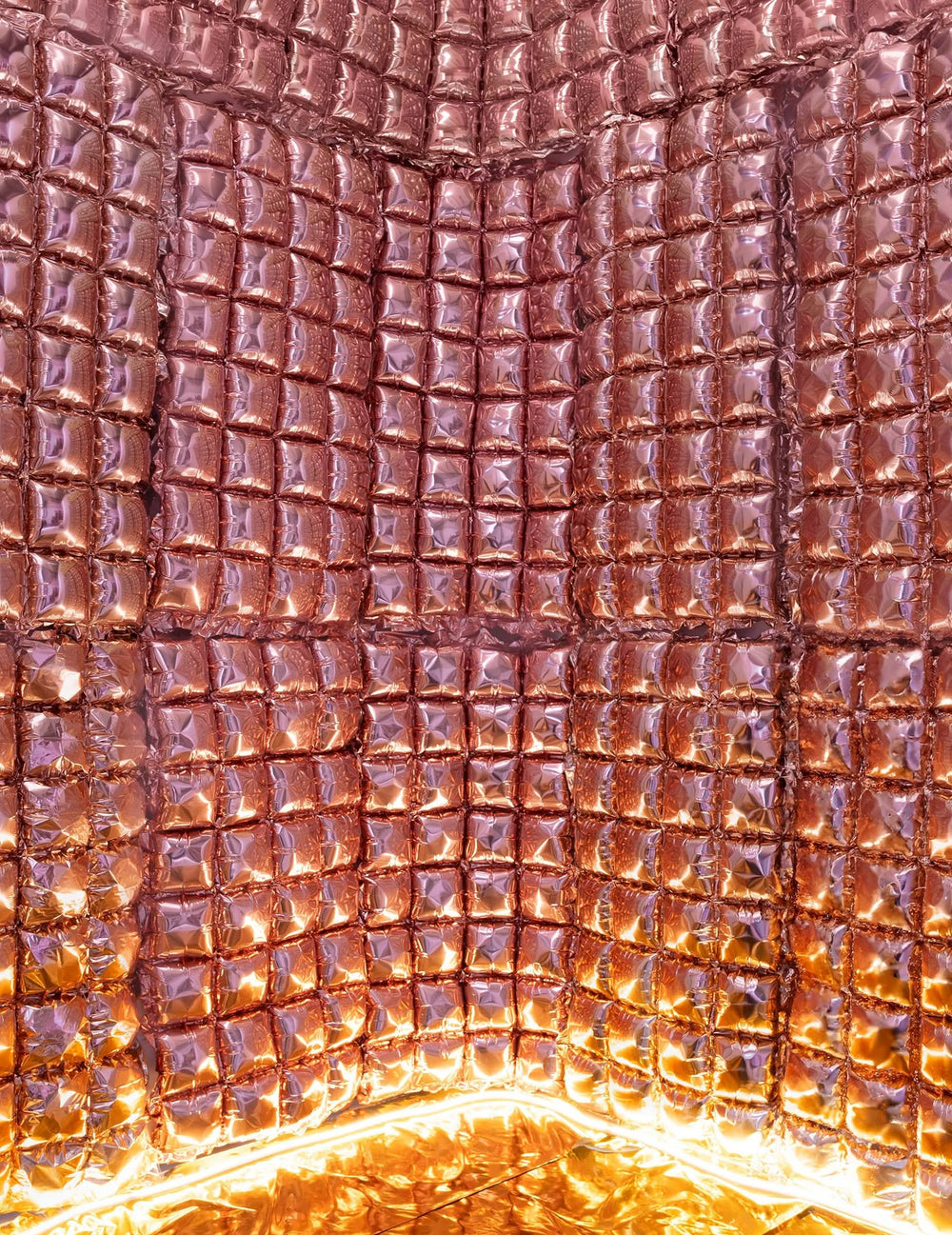 Détail de la texture brillante du rideau de ballons décoration de fête