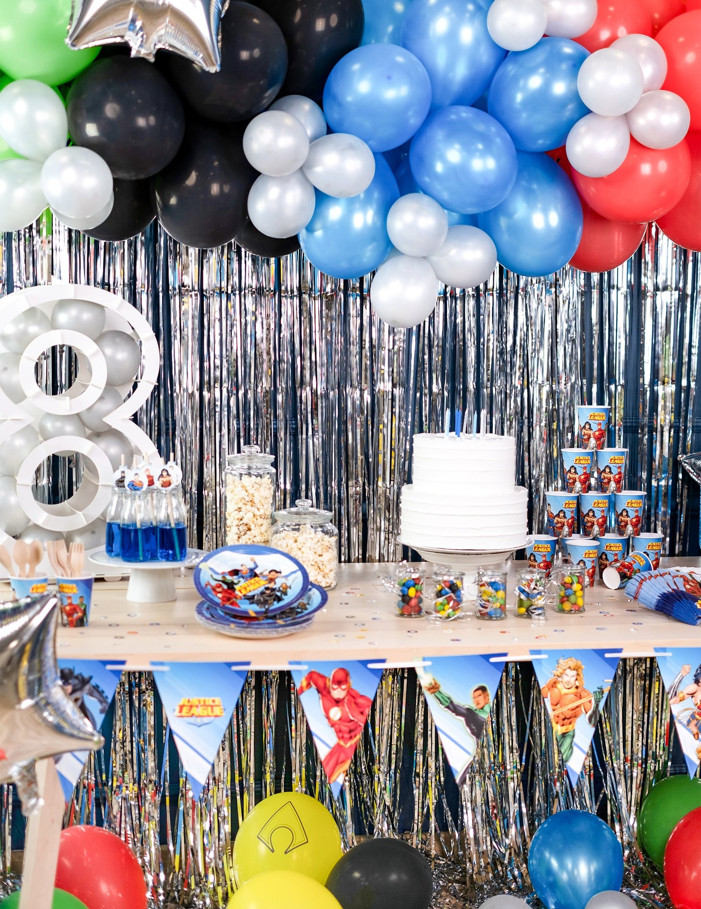 Pregled dekoracije s svetlečo zaveso za zabavo v srebrni barvi