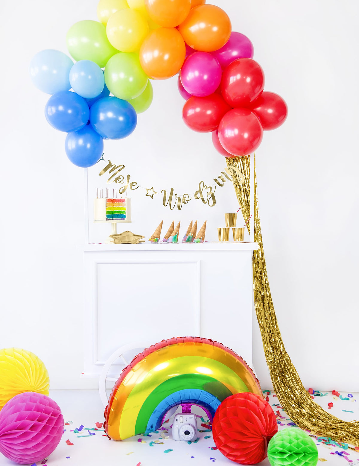 Mise en scène sur le thème arc-en-ciel du rideau scintillant pour décoration de fête or