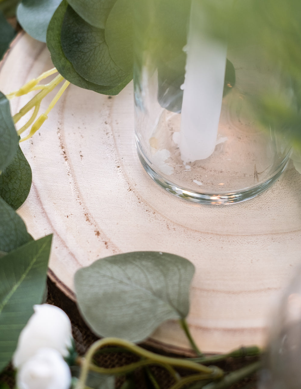 Détail de la bougie et du feuillage du rondin de bois naturel pour décoration