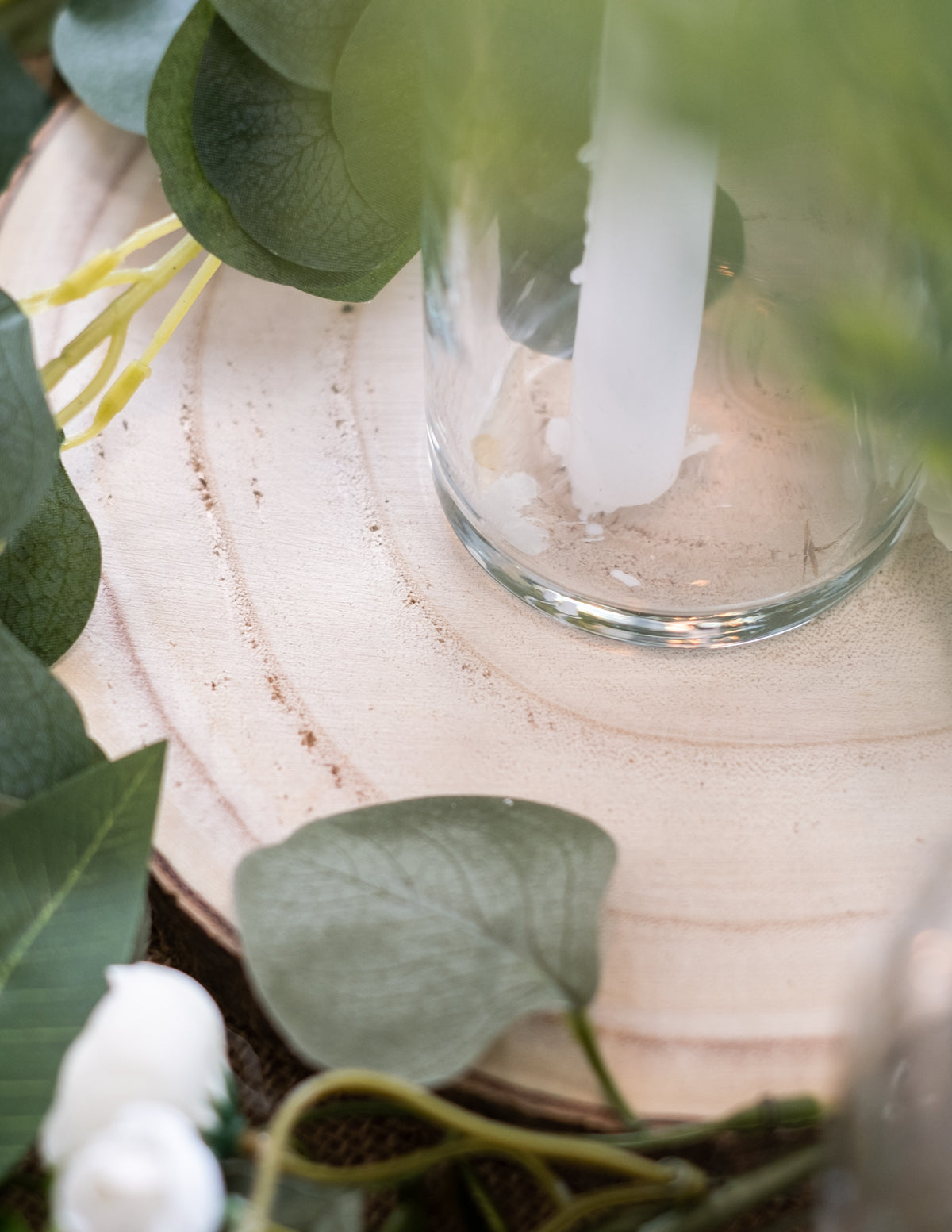 Détail de la bougie et du feuillage du rondin de bois naturel pour décoration