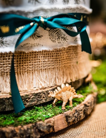 Détail de la décoration avec dinosaure doré du rondin de bois naturel pour décoration