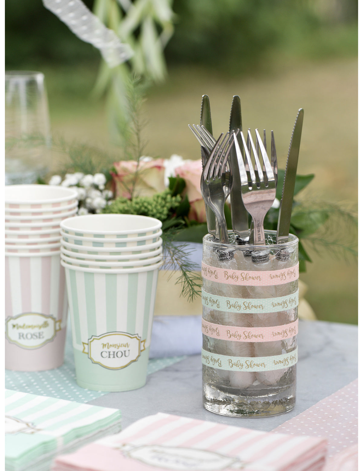 Mise en situation du ruban en coton adhésif baby shower rose à pois
