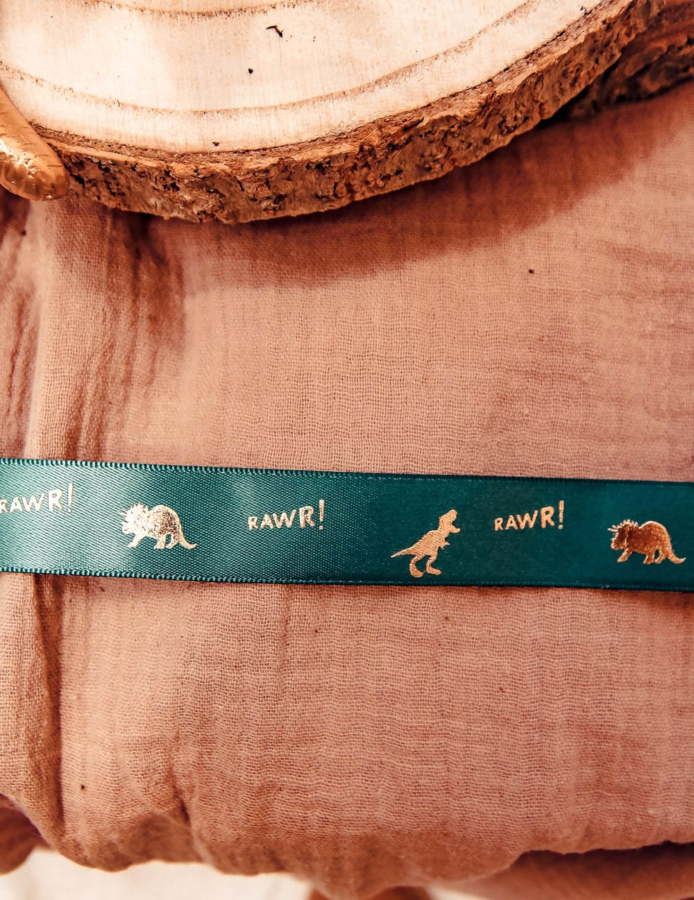 Podrobnost zlata potiska ali satenskega traku dinozaver in RAWR ! zelena z zlato flock printom