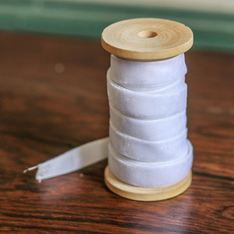 Bel žameten trak 13 mm x 5 m za dekoracijo