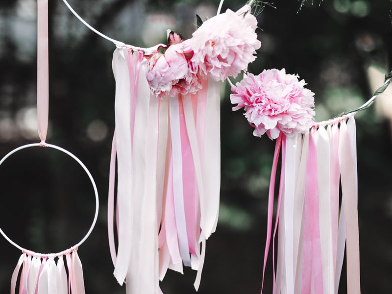 Mise en situation décorative du ruban satin crème pour fête