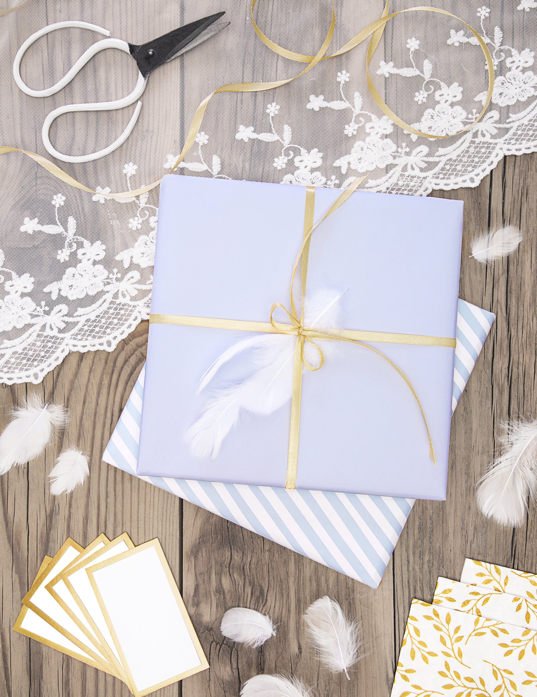 Mise en situation sur un paquet cadeau du ruban satin pour fête doré ocre