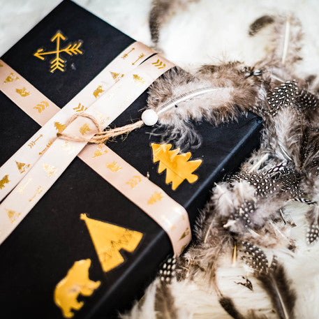 satenast trak v barvi indijskega gozda, prelit z zlatom, taupe 1.9 cm x 10 m vzorci teepeeja in medveda