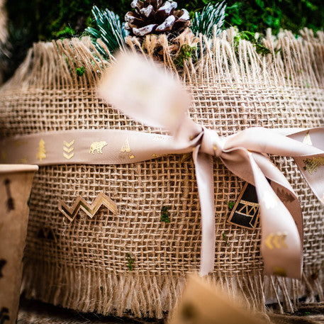 satenast trak v barvi indijskega gozda, prelit z zlatom, taupe 1.9 cm x 10 m vzorci teepeeja in medveda