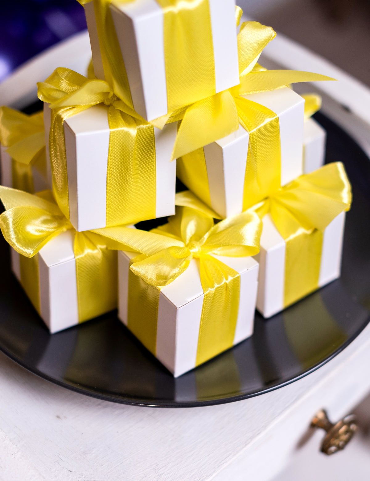 Gros plan sur les nœuds du ruban satin jaune citron pour décoration de fête