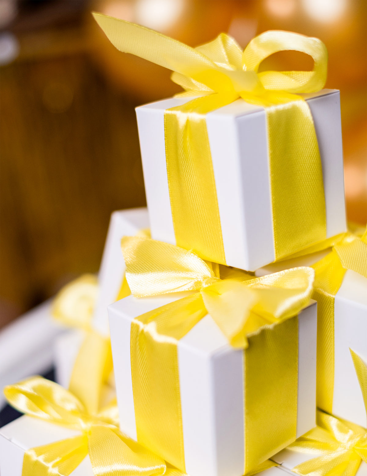 Empilement de boîtes cadeaux décorées du ruban satin jaune citron pour décoration de fête