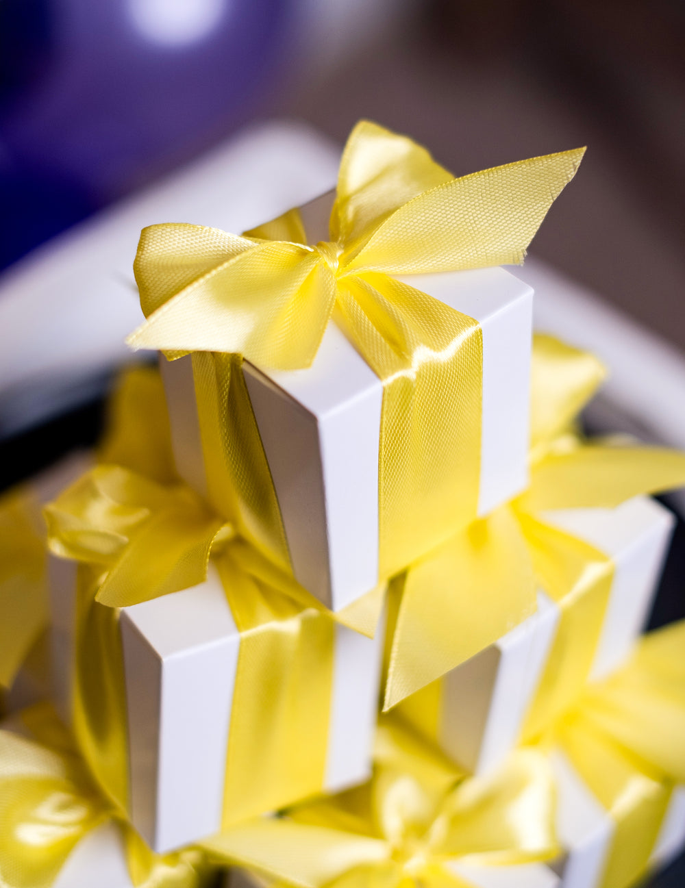 Exemple d'utilisation sur des boîtes cadeaux du ruban satin jaune citron pour décoration de fête