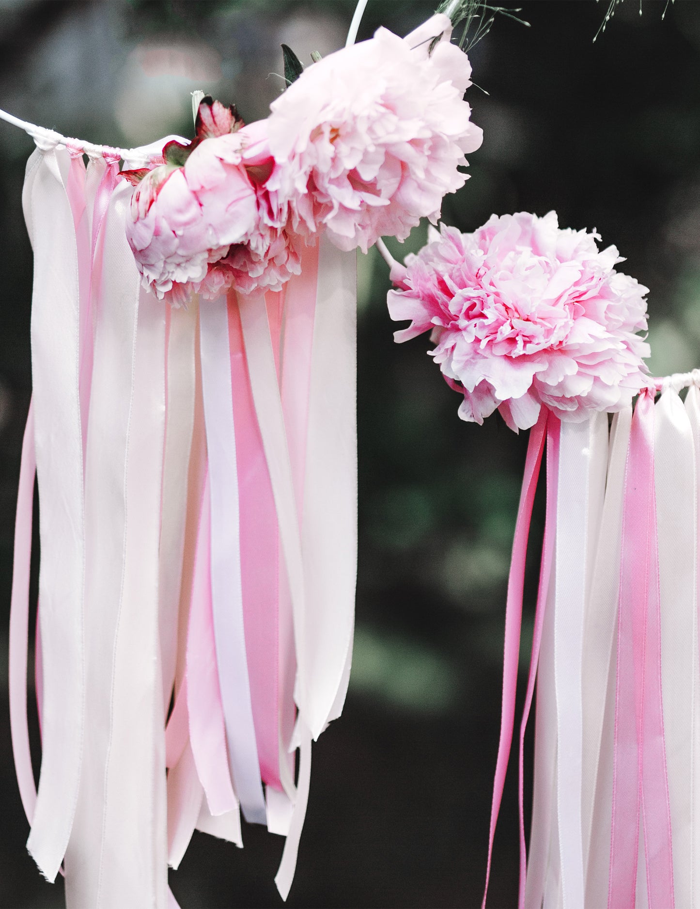 Satenast trak breskove barve 2,5 cm x 25 m za poroko 