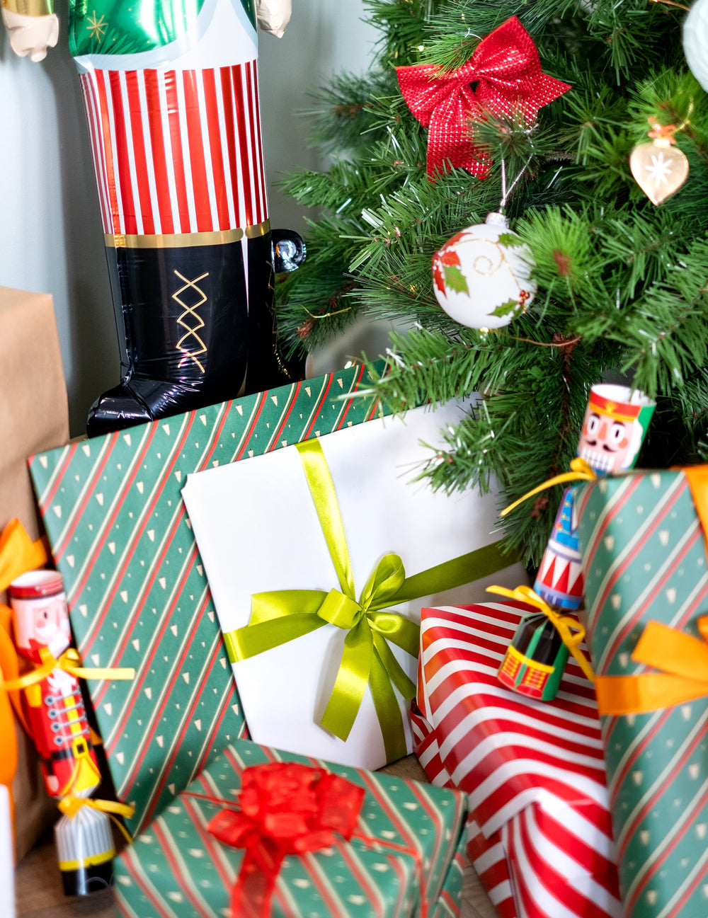 Nœud sur un paquet cadeau du ruban satin de fête pour décoration