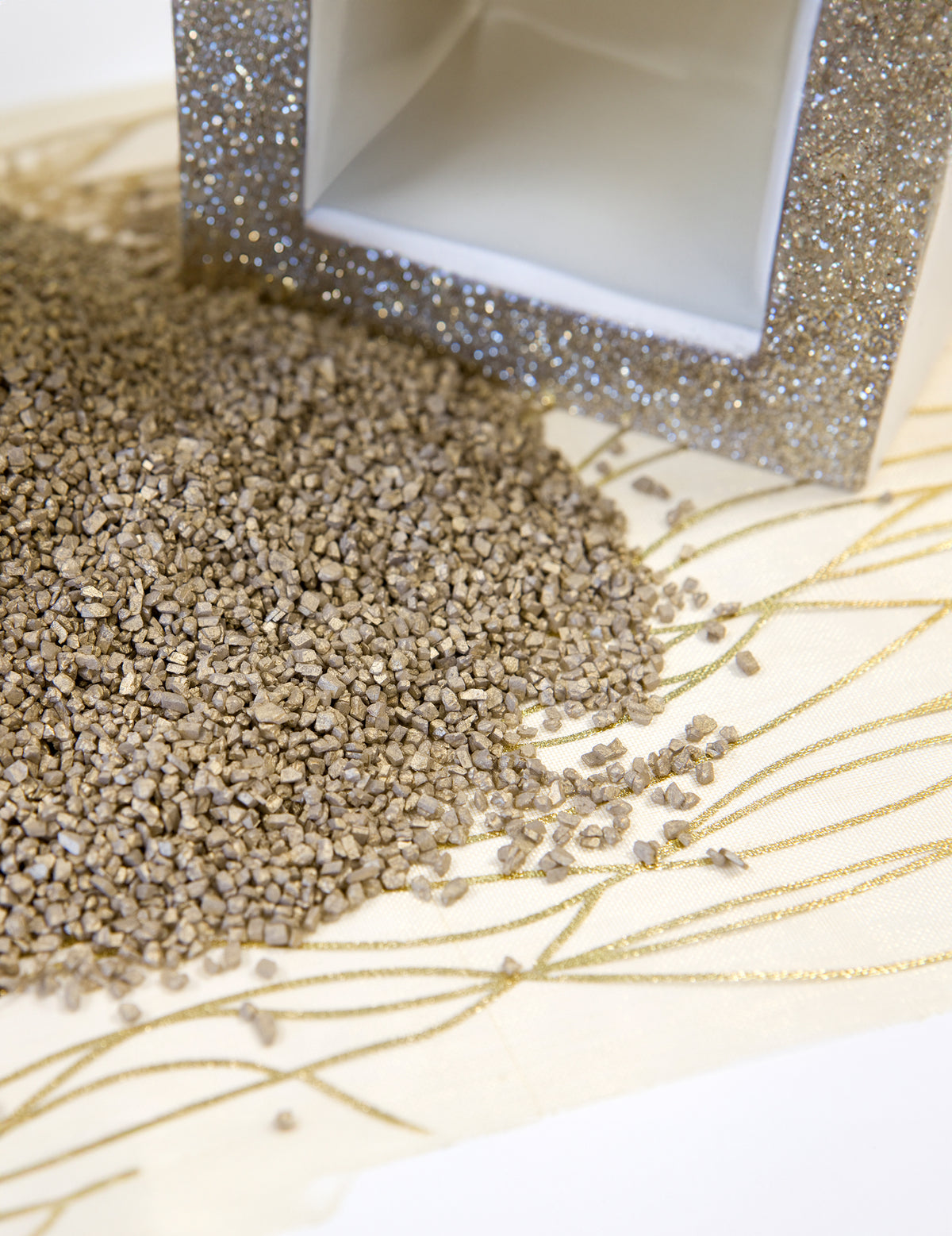 Gros plan sur la texture du sable métallisé pour décoration de table