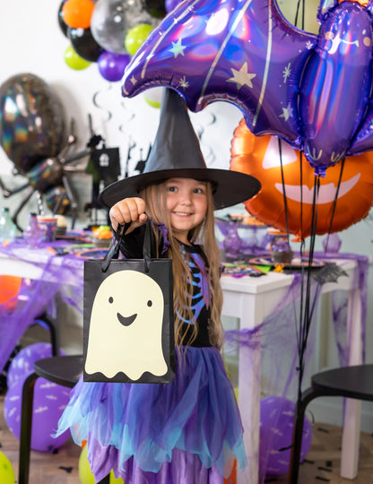 Mise en situation par une enfant du sac à bonbons fantôme