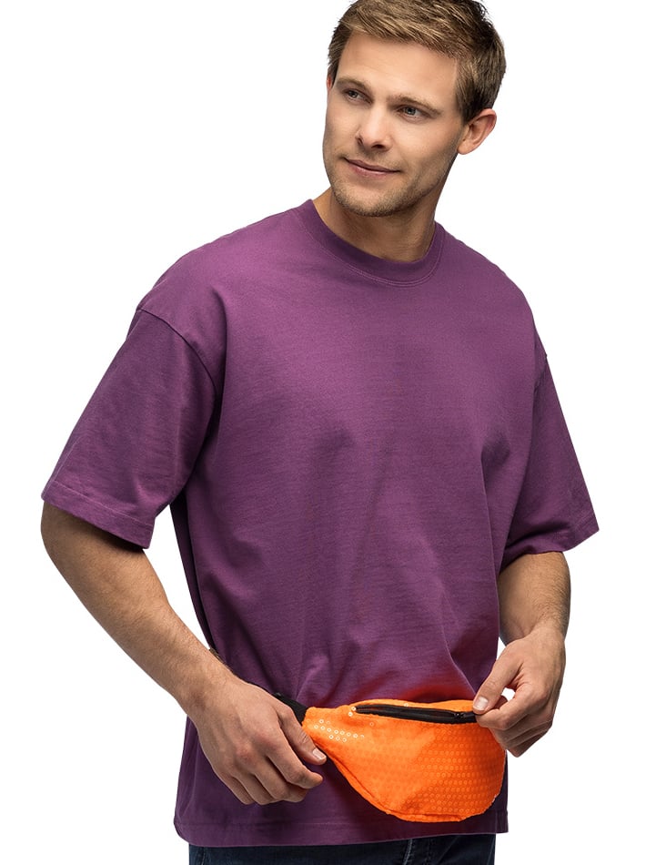 Vue de face du sac banane orange fluo porté à la taille