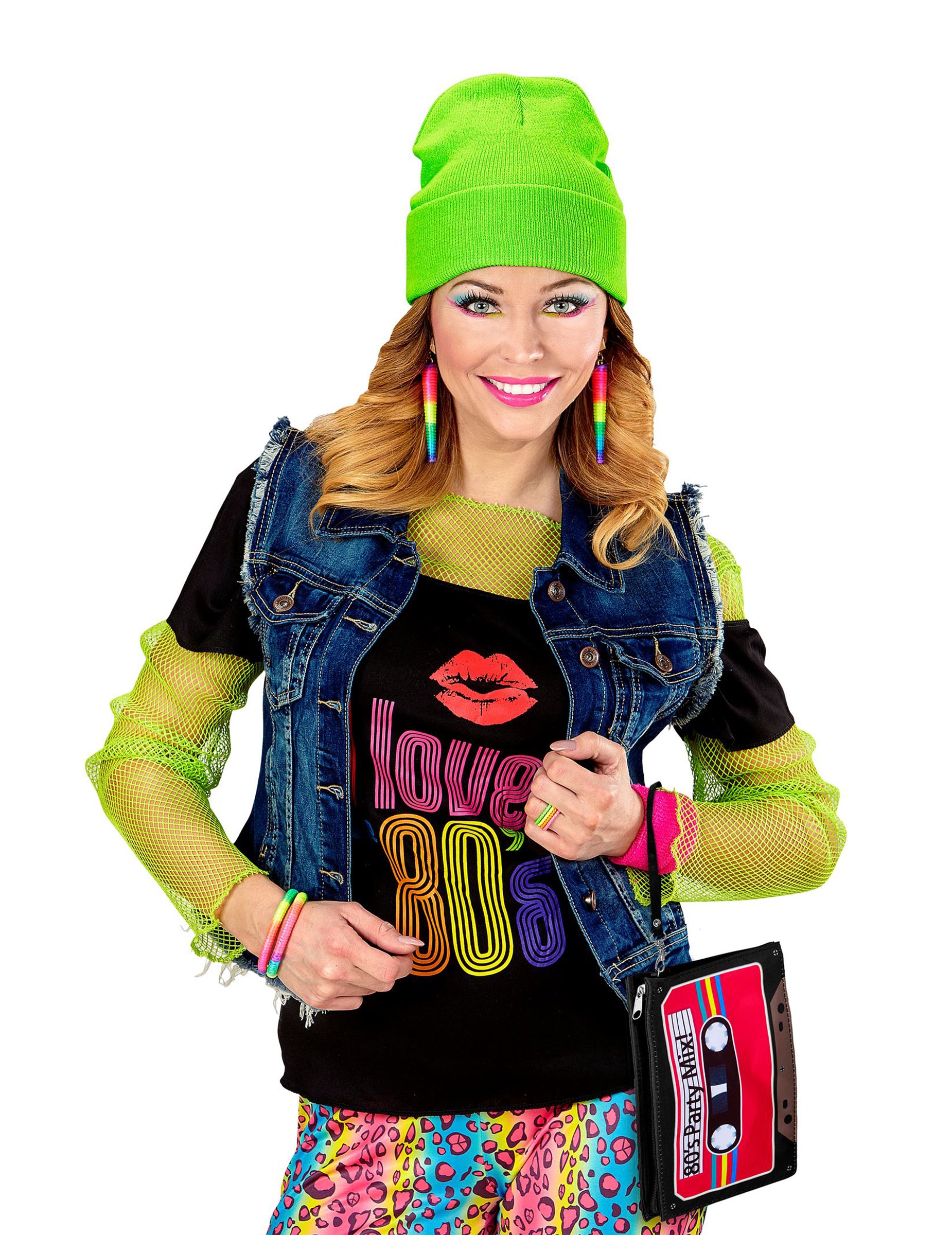 Mise en situation du sac cassette années 80 porté avec une tenue de fête fluo