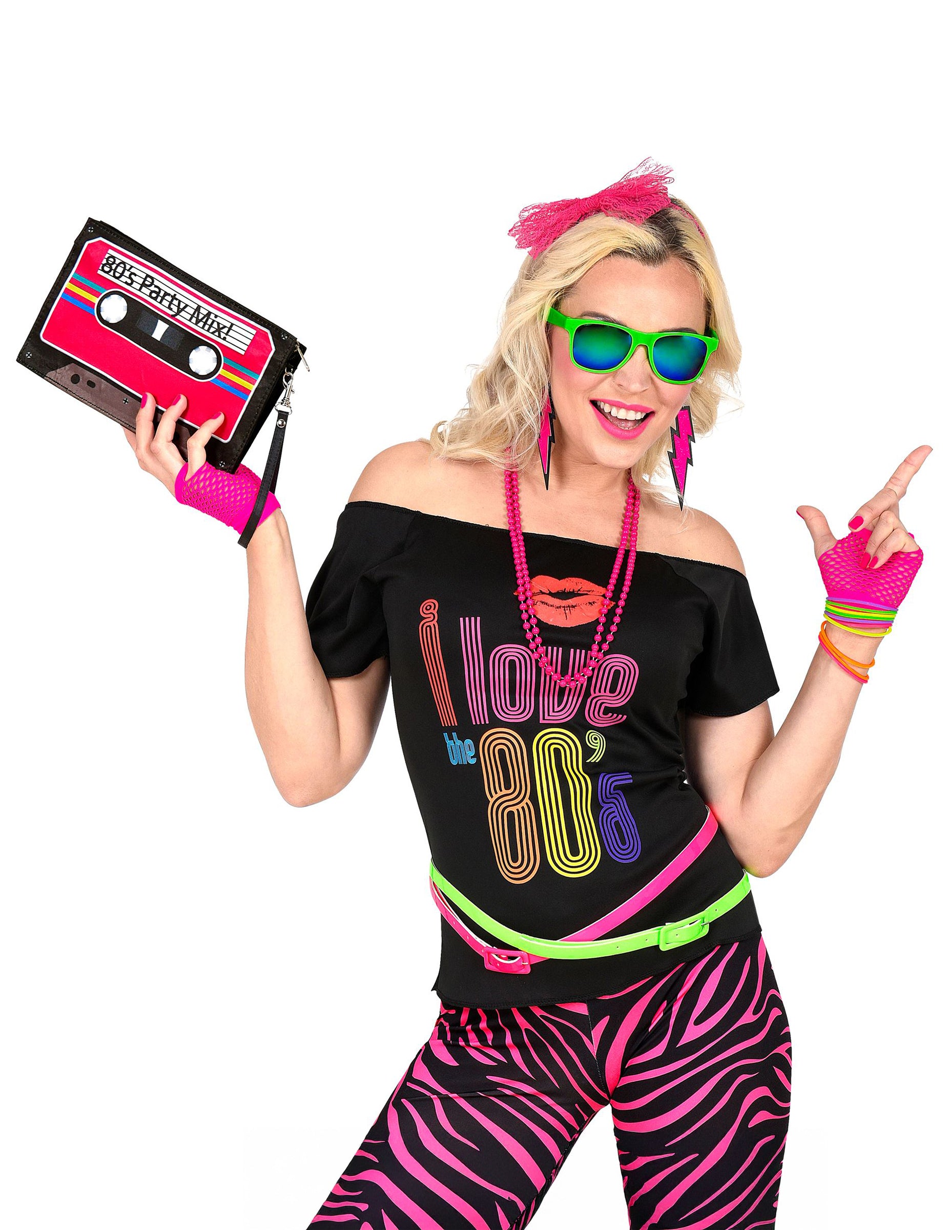 Mise en situation du sac cassette années 80 pour adulte porté avec une tenue de fête fluo