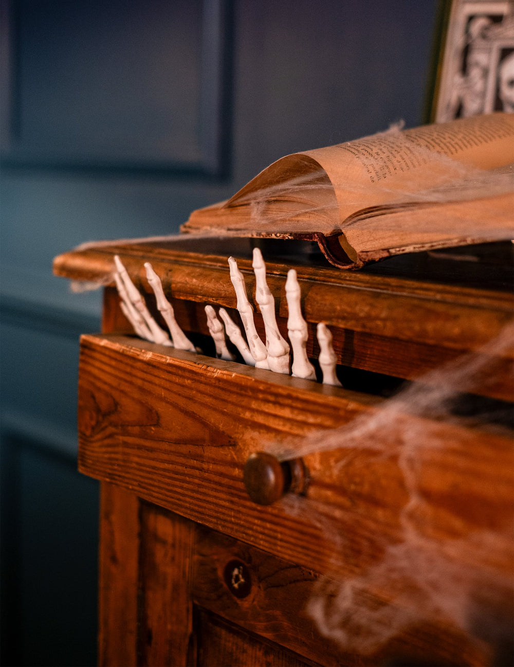 Détail des mains squelettiques sortant d'un tiroir du Sac d'os 12 pièces Halloween