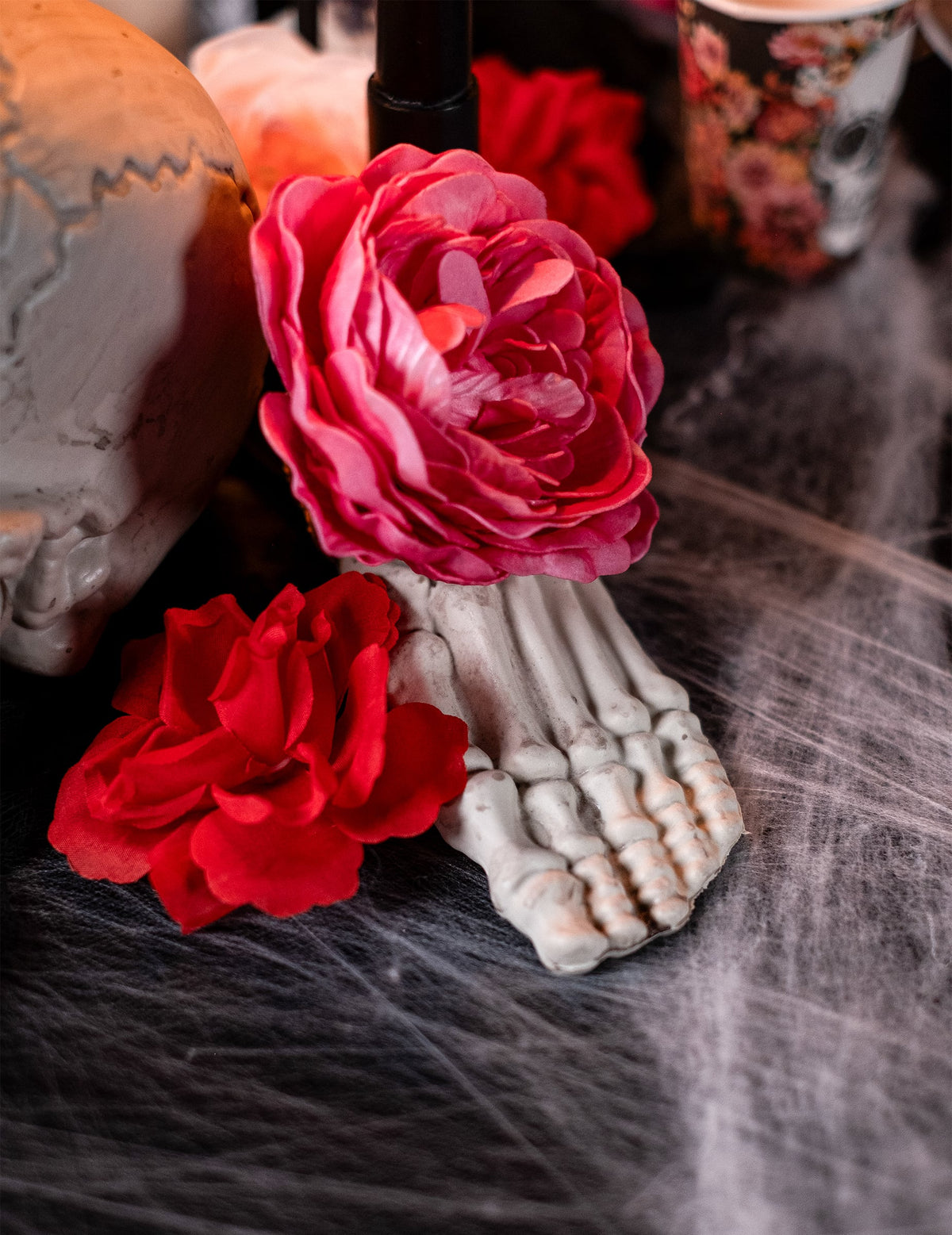 Détail d'un pied squelettique décoré de fleurs du Sac d'os 12 pièces Halloween