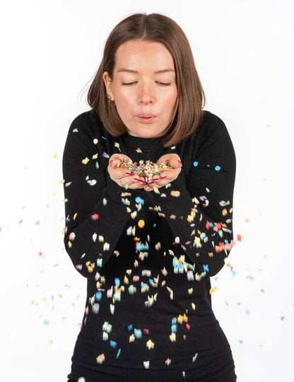 Prikaz situacije metanja pakiranja večbarvnih konfeti