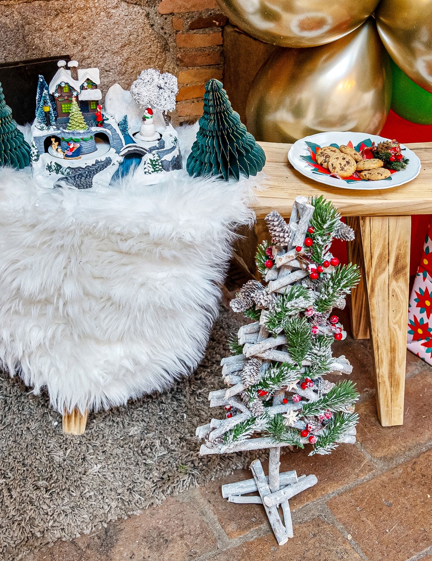 Leseno božično drevo z jagodami in storži 57 cm