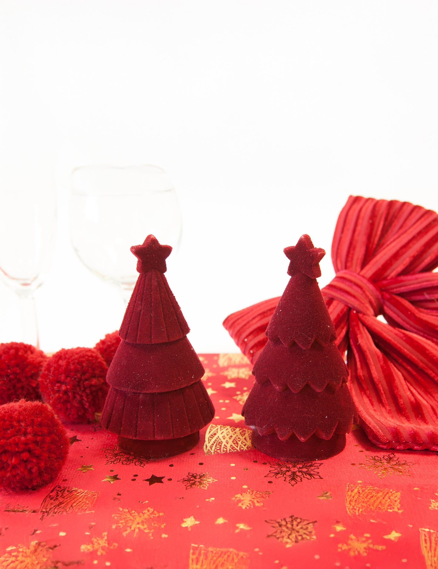 Temno rdeča božična jelka iz smole z žametnim učinkom 11 cm, šik dekor