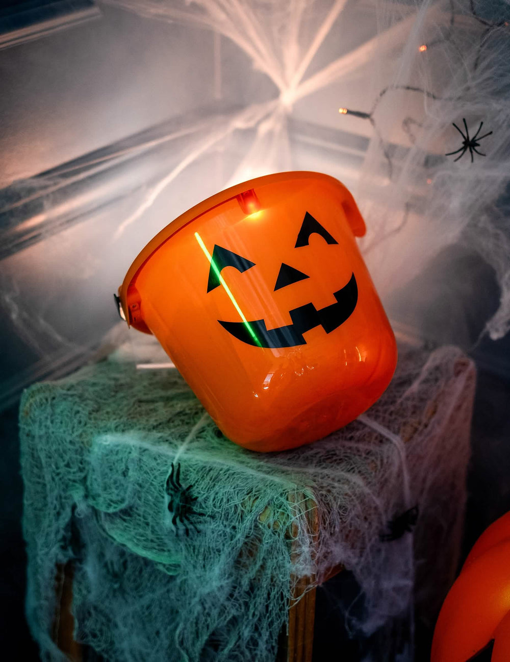 Postavitev z dekoracijo vedra buča za halloween
