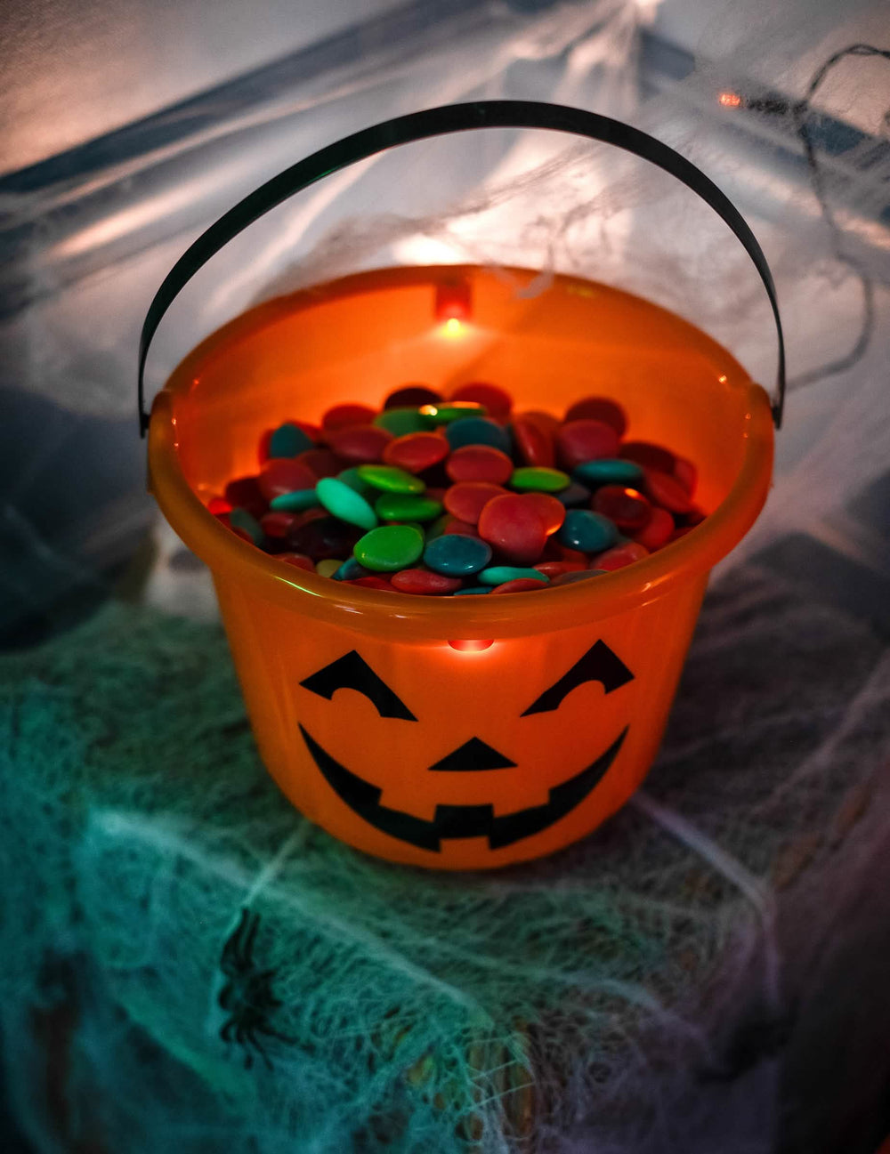 Velik plan bombonov v notranjosti vedra buča halloween