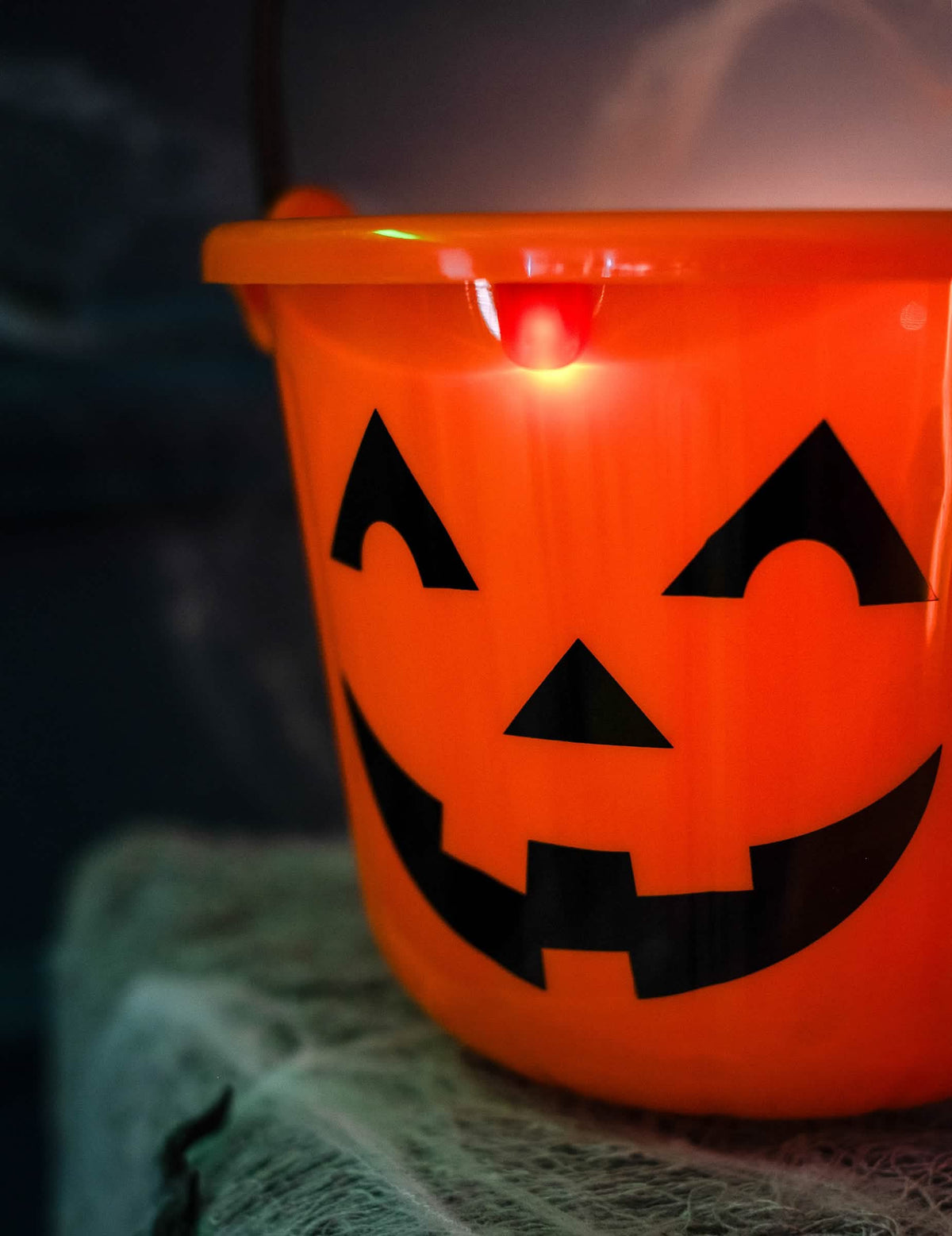 Bližnji posnetek obraza in osvetlitve bučnega vedra za halloween