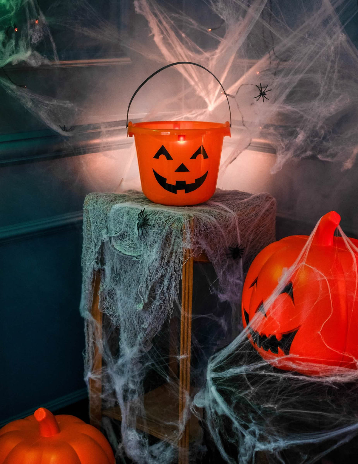 Podrobnost svetlobnega učinka LED na vedru buča halloween