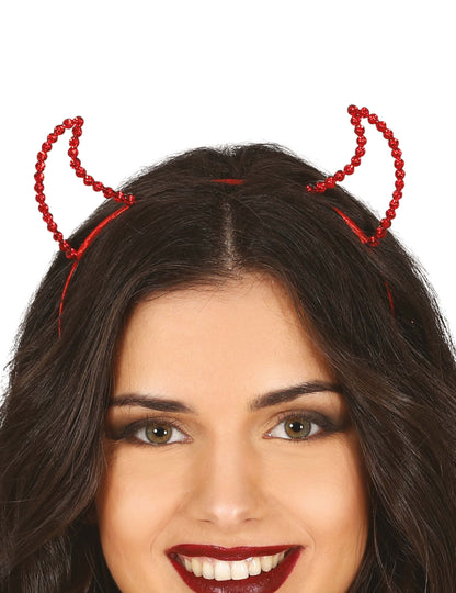 Gros plan sur les cornes du serre-tête diablesse à strass pour femme rouge
