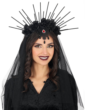 Ženska cvetna glava s črno tančico