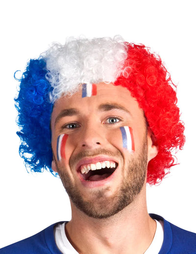 Gros plan sur la perruque bouclée tricolore du set du supporter France