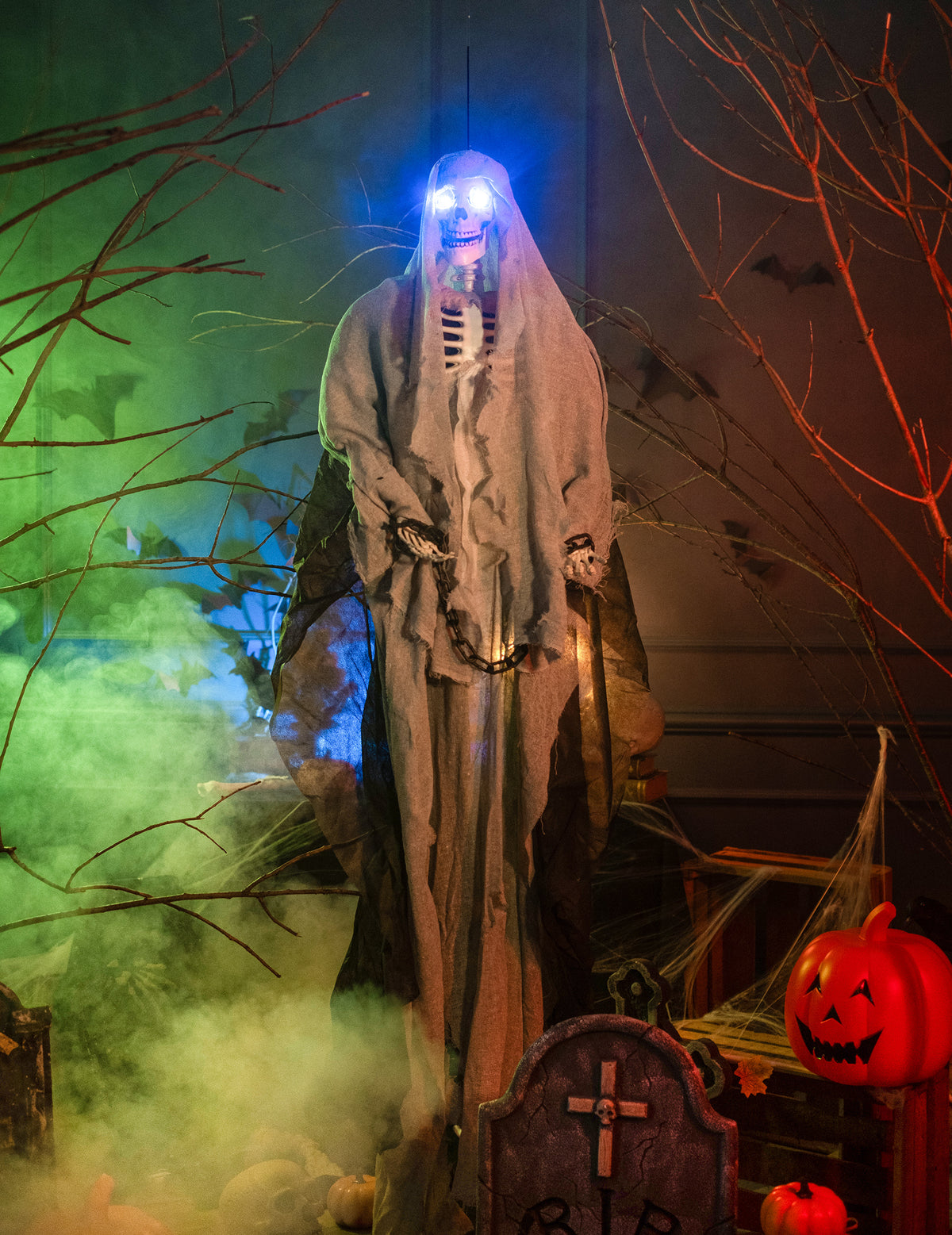 Mise en situation dans un décor de cimetière brumeux du squelette lumineux à suspendre Halloween