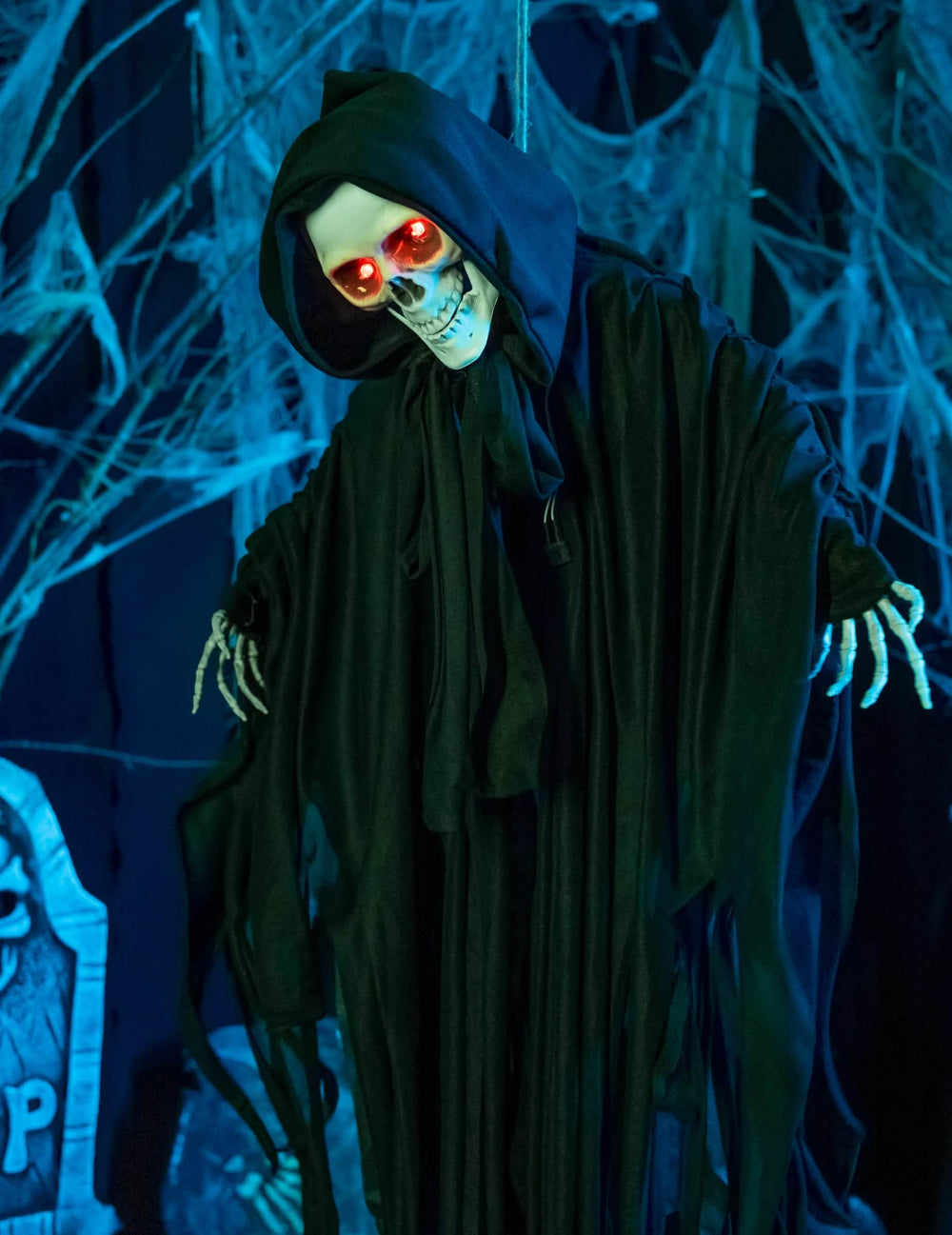 Postavitev z rdečimi očmi svetlečega, zvočnega in animiranega skeleta za halloween